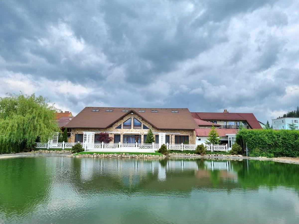 VILA Restaurant Transilvania Zărneşti Exterior foto