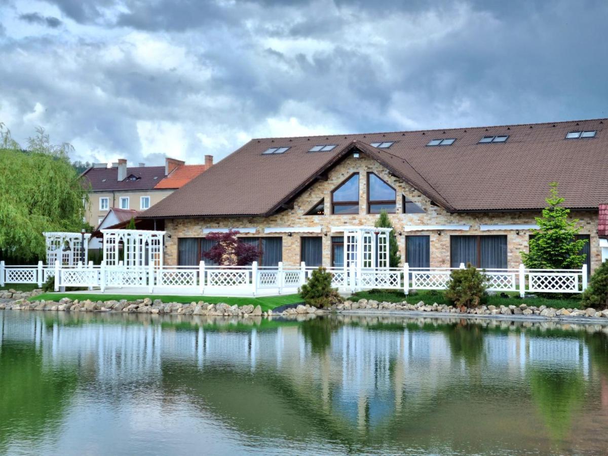 VILA Restaurant Transilvania Zărneşti Exterior foto